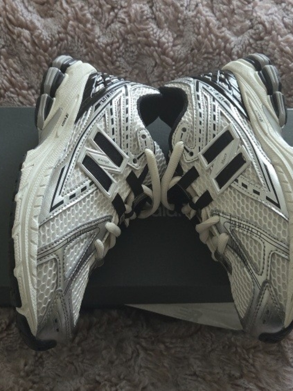 New Balance White and Black Athletic Lace-Up Trainers - Picture 2 of 7